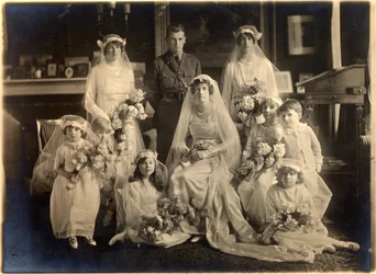 ブランシュ・キャベンディッシュ夫人とアイバン・マレー大佐の結婚式の集合写真 1919年4月21日、ランズドーン・ハウスのガード・チャペル（モノクロ写真