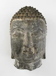 仏の巨大な頭