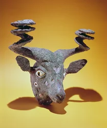 雄牛の頭、イラク出身、紀元前2000年頃（青銅と貝殻）