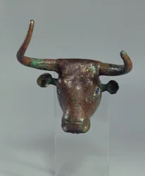 テューロ（古代ギルス）初期王朝時代、紀元前2500年から2400年（銅）（208504も参照）の家具やハープに取り付けられた、雄牛の頭、王立シュメール語の碑文