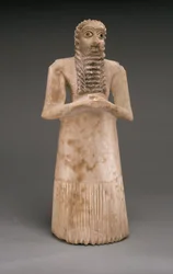 立っている男性崇拝者、初期王朝、紀元前2900年から2600年（石膏アラバスター、貝殻、黒い石灰岩、ビチューメン）