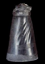 メソポタミア：アガデの王、マニシュトゥス（Manishtousu）（紀元前2270～2254年）の閃緑石像の下半分。紀元前2300年から2250年。スーサ（バビロン）の遺跡から。日 0,88 m パリ、ルーヴル美術館