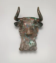 竪琴の雄牛の頭飾り、紀元前2600年から2350年頃（ブロンズ、貝殻とラピスラズリがはめ込まれている）