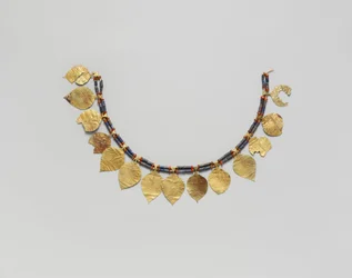 紀元前2600～2500年頃のヘッドドレス（金、ラピスラズリ、カーネリアン