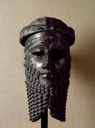 シュメール美術：王の頭部、おそらくナラム・シン（ナラム・シン）（紀元前2254-2218年）。ブロンズ彫刻。紀元前2250年頃。寸法：36 x 20センチメートル。バグダッド、イラク国立博物館