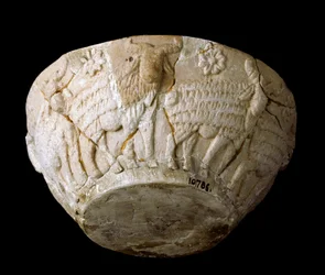 シュメール美術：石灰岩のカットがベリエのレリーフを彫ったもの。紀元前3000年薄さ9×厚さ22cm バグダッド、国立イラク博物館