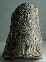 シュメール文明：イラン東部出土の蛇文壺の断片。寸法：22.5センチメートル。初期王朝時代末期（紀元前2500年）。バグダッド、イラク国立博物館