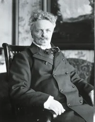 ストックホルムの自宅でのAugust Strindberg（モノクロ写真