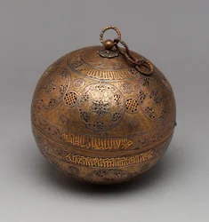 ピアス付きグローブ、1300年頃（真鍮に金・銀の象眼細工