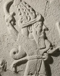 神と一緒に捧げ物をするスルメリ王、神の細部