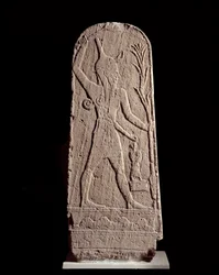 東洋美術：稲妻のバアル神のステイル。(王を守る神戦士）紀元前15世紀の彫刻、シリア。パリ、ルーヴル美術館（Musee Du Louvre