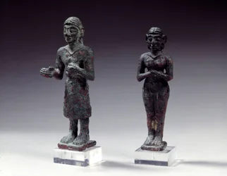 紀元前2300年から2000年のシリアのブロンズ製崇拝者と女神の像。パリ、ルーヴル美術館
