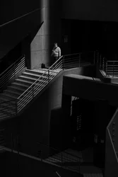 階段に佇む一人の男