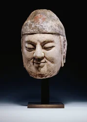 唐王朝以前の役人の大理石の頭、c.618-907