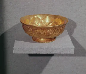蓮の花びらの型押しボウル（金）