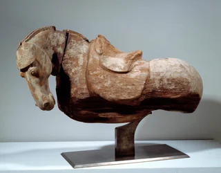 中国美術: 木馬。唐時代（618年から907年）の彫刻。パリ、ミュゼ・セルヌスキ