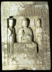 仏陀が二人の従者に囲まれている様子を描いたステイル 618～907年（石灰岩
