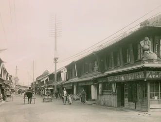 1900～1915年頃の神戸・元町の商店街（写真）。