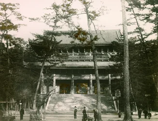 1900～1915年頃、京都・東山、知恩院山門（写真）