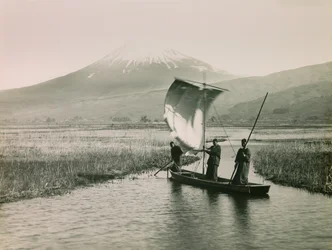 1900～1915年頃、東海道から見た富士山（写真）