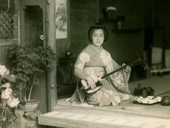 1900～1915年頃、三味線を弾く日本人女性の肖像（写真）