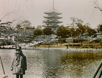 塔の前に立つ日本人青年の肖像（1900年頃-1915年、東京）（写真