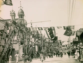 1900～1915年頃の神戸・新開地の劇場通り（写真）。