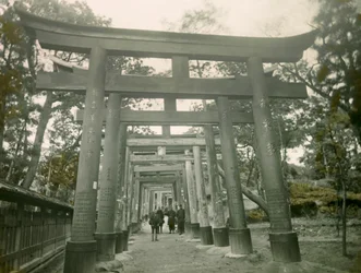 1900～1915年頃、京都稲荷神社の鳥居（写真）
