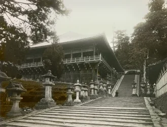 奈良の高床式仏教寺院の眺め、1900年～1915年頃（写真）