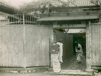 友人を訪ねる若い日本人女性、1900年頃-1915年（写真）