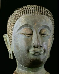 巨大な仏頭（ブロンズ）