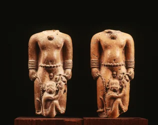 サルと男の子、ダバラヴァティ学校（テラコッタ）