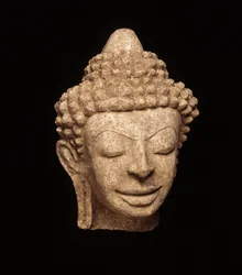 仏頭、ダバラヴァティ時代のチェディチュラパトム（スタッコ）
