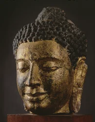目を閉じた巨大な仏頭、スリビジャヤスタイル