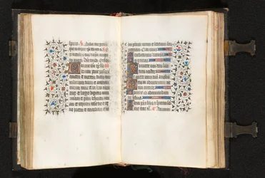 パリの使用時間の本: Fol. 106r、縁飾り付きの複数のイニシャル、c. 1420年。