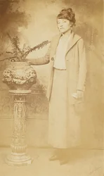 女性の写真はがき、1918～1930年。