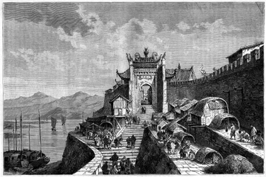 1870-1880年の中国、黄浦江の上海門の眺め。エドゥアール・シャルトン編『Le Tour du Monde, Nouveau journal des Voyages』（パリ）に掲載されたウェーバーの図面に基づくエングレーヴィング。