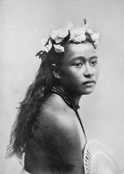 ハイビスカスの花のビーズ状の花を持つサモアの少女、1902