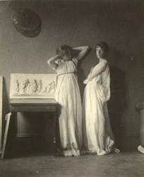 古典的な衣装を着た2人の女性モデルとイーキンズの彫刻「アルカディア」 1883年頃（プラチナ・プリント
