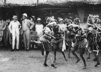 王子の前で踊るブンドゥ族の女の子、フリータウン、シエラレオネ、1925