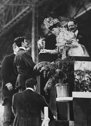 アレクサンドラ女王、1908年7月のオリンピックマラソン優勝を記念して特別なカップをドランドに手渡した。