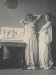 ギリシャのドレスを着た 2 人の生徒、1883 年、1883 年。