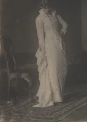 [トーマス・イーキンスのスタジオにある白いレースのボディス ドレスを着た女性]、1880 年代、1880 年代。