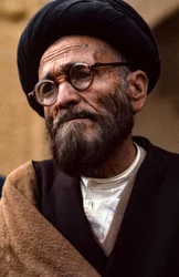 眼鏡をかけターバンを巻いたイランのシーア派聖職者