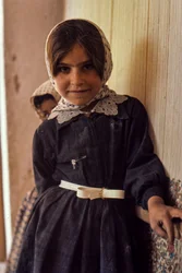ドレスとスカーフをまとったイランの少女