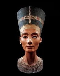 ネフェルティティ（紀元前1370-1330年頃）の胸像 エジプトのファラオ・アケナテンの偉大な王妃（主席妃）。ネフェルティティとその夫は、宗教革命を起こしたことで知られています。彼らは太陽の円盤であるアテンという唯一の神を崇拝した。