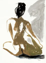 静かに座る女性