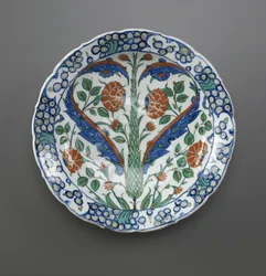 皿、イズニック、オスマン朝、1570-75（セラミック）