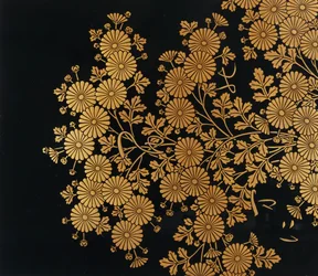 菊の花をあしらった箱（漆塗りの木