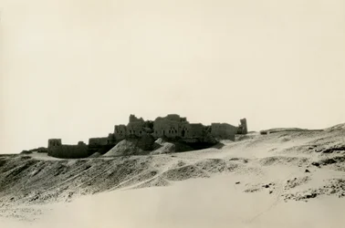 北から見た聖シメオン修道院、エジプト、アスワン、ウーゴ・モンネレ・ド・ヴィラール撮影